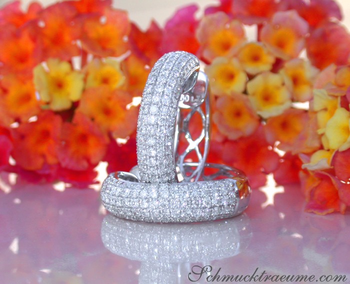 Verzierte Creolen aus Weißgold mit 3.000 Karat Brillanten