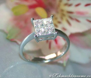 Prinzess-Diamant-Ring mit 0.91 ct. in Weißgold 750, vor Blüte.