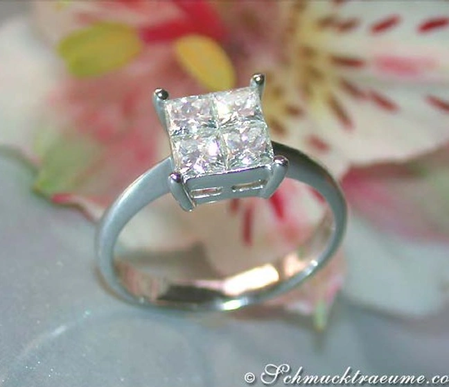 Prinzess-Diamant-Ring mit 0.91 ct. in Weißgold 750, vor Blüte. Prinzess-Diamant-Ring mit 0.91 ct. in Weißgold 750, vor Blüte.