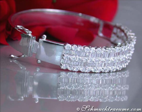 Detailansicht des Diamant-Armreifs in Weißgold 750, 183 Brillanten, elegante Linien