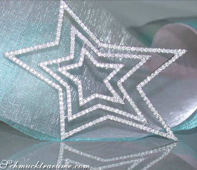 Glänzender Brillantenstern-Anhänger aus Weißgold 750, detailreich, auf glänzender Seide präsentiert. Glänzender Brillantenstern-Anhänger aus Weißgold 750, detailreich, auf glänzender Seide präsentiert.