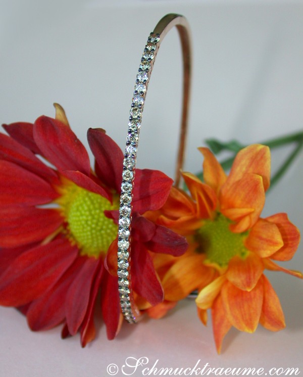 Detailansicht von Armreif aus Roségold mit naturbraunen Brillanten, umgeben von Blumen