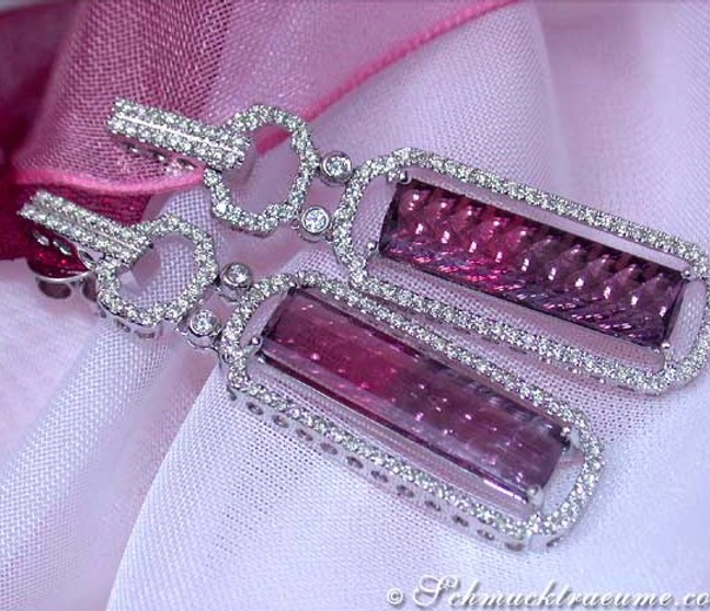 Pink Turmalin Ohrgehänge mit Brillanten auf rosa Schleife, detailreich, elegant. Pink Turmalin Ohrgehänge mit Brillanten auf rosa Schleife, detailreich, elegant.