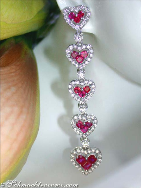 Weißgold-Ohrringe mit Rubinherzen und Diamanten, Detailaufnahme.