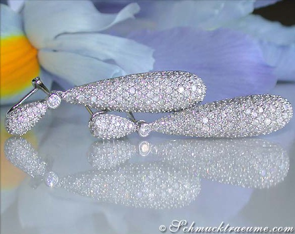 Weißgold-Ohrringe mit Diamanten, detailreich, elegant, auf glänzender Oberfläche getragen