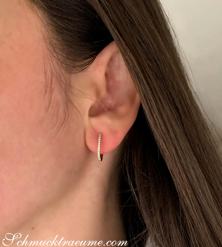 Peridot-Tropfen-Ohrstecker mit Diamanten, Detailaufnahme, femininer Charme