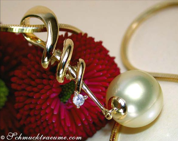 Goldener Südseeperlen-Anhänger mit Diamant in Gelbgold 585