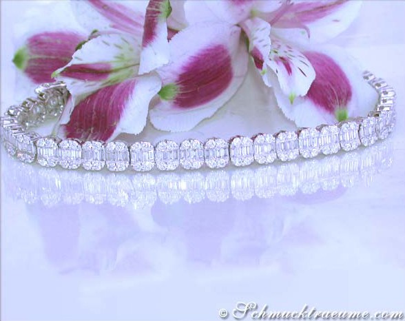 Blumenumrandetes Armband mit Baguette-Diamanten, elegant auf glänzender Oberfläche.