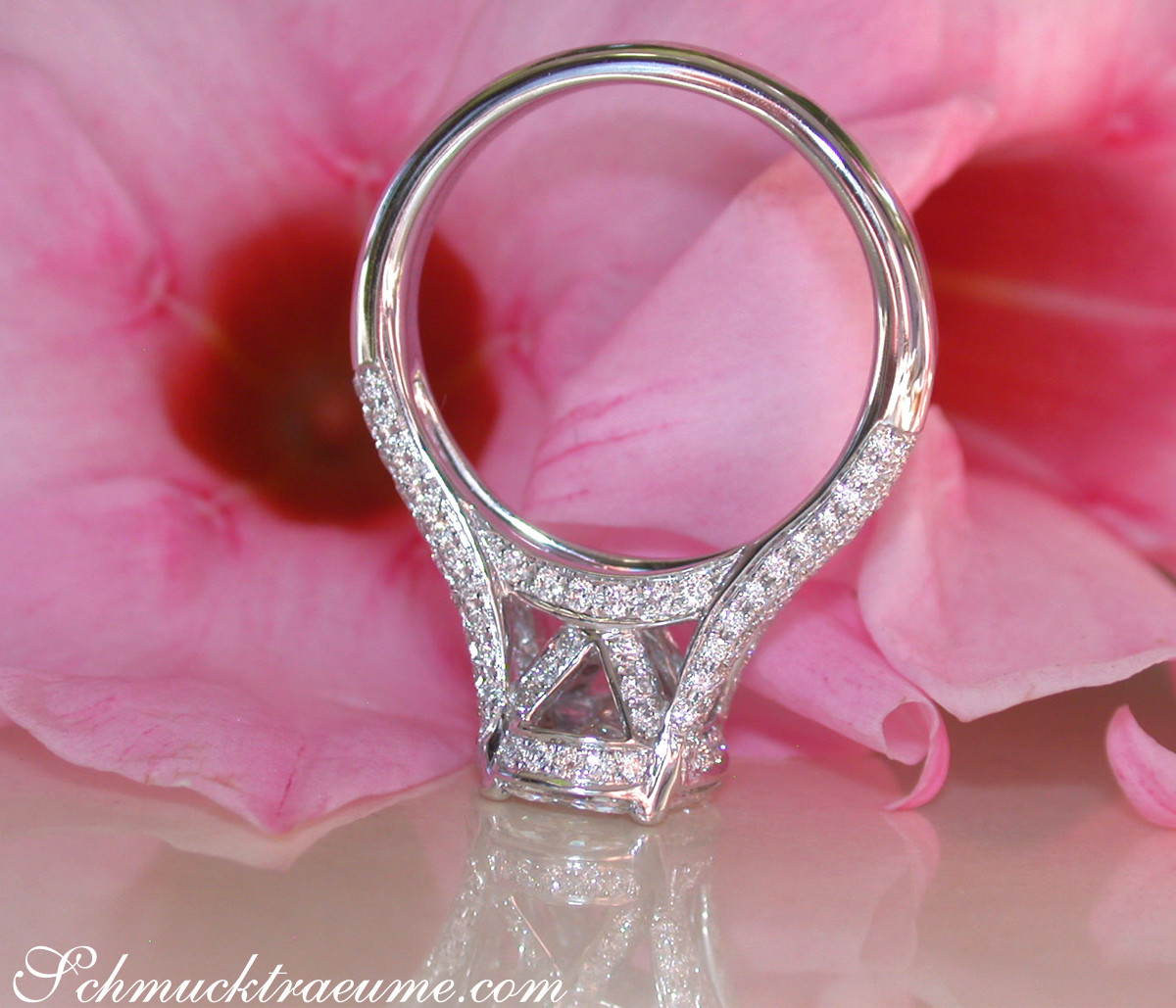 Illusion-Design-Diamantring mit VS Diamanten auf Rosenblüte