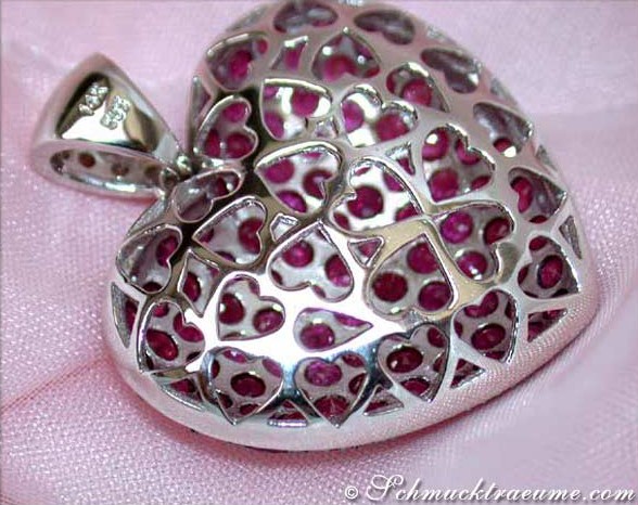 Weißgold Herzanhänger mit Rubinen, detailreich, funkelnd, elegant.