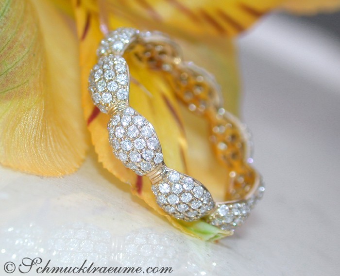 Detailansicht des Brillant Pavé Memory Rings in Gelbgold, funkelnd und elegant.