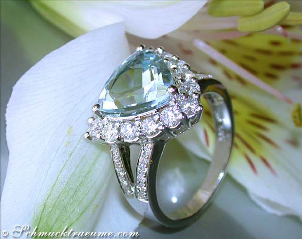 Weißgold-Aquamarin-Ring mit Diamanten, Triangel-Design, Detailaufnahme