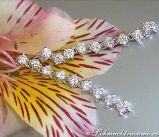 Klassische Brillant-Ohrgehänge im Ketten-Design auf Blüte