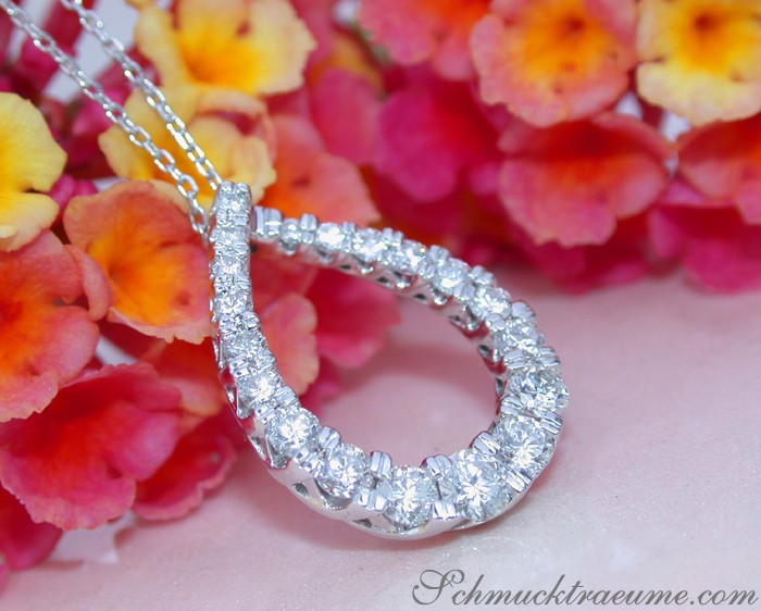 Diamant-Tropfen-Anhänger in Weißgold, Detailaufnahme mit funkelnden Diamanten