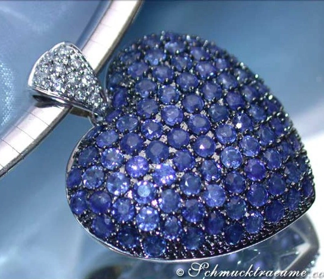 Weißgold Herzanhänger mit funkelnden Saphiren, detailreich, elegant, hochwertig. Weißgold Herzanhänger mit funkelnden Saphiren, detailreich, elegant, hochwertig.