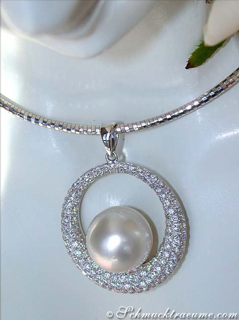 Weißgold-Anhänger mit Südseeperle und Brillanten, Detailaufnahme, makellose Fasserarbeit