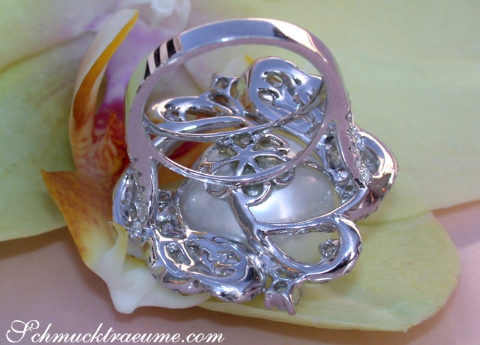 Silberner Perlenring mit Diamanten auf Orchideenblüte