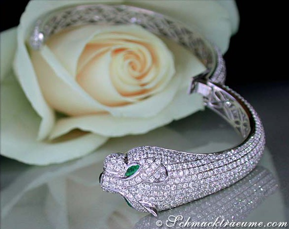 Panther-Armreif aus Weißgold mit Brillanten und Smaragden, detailreich, elegant, auf Rosenblüte abgestellt