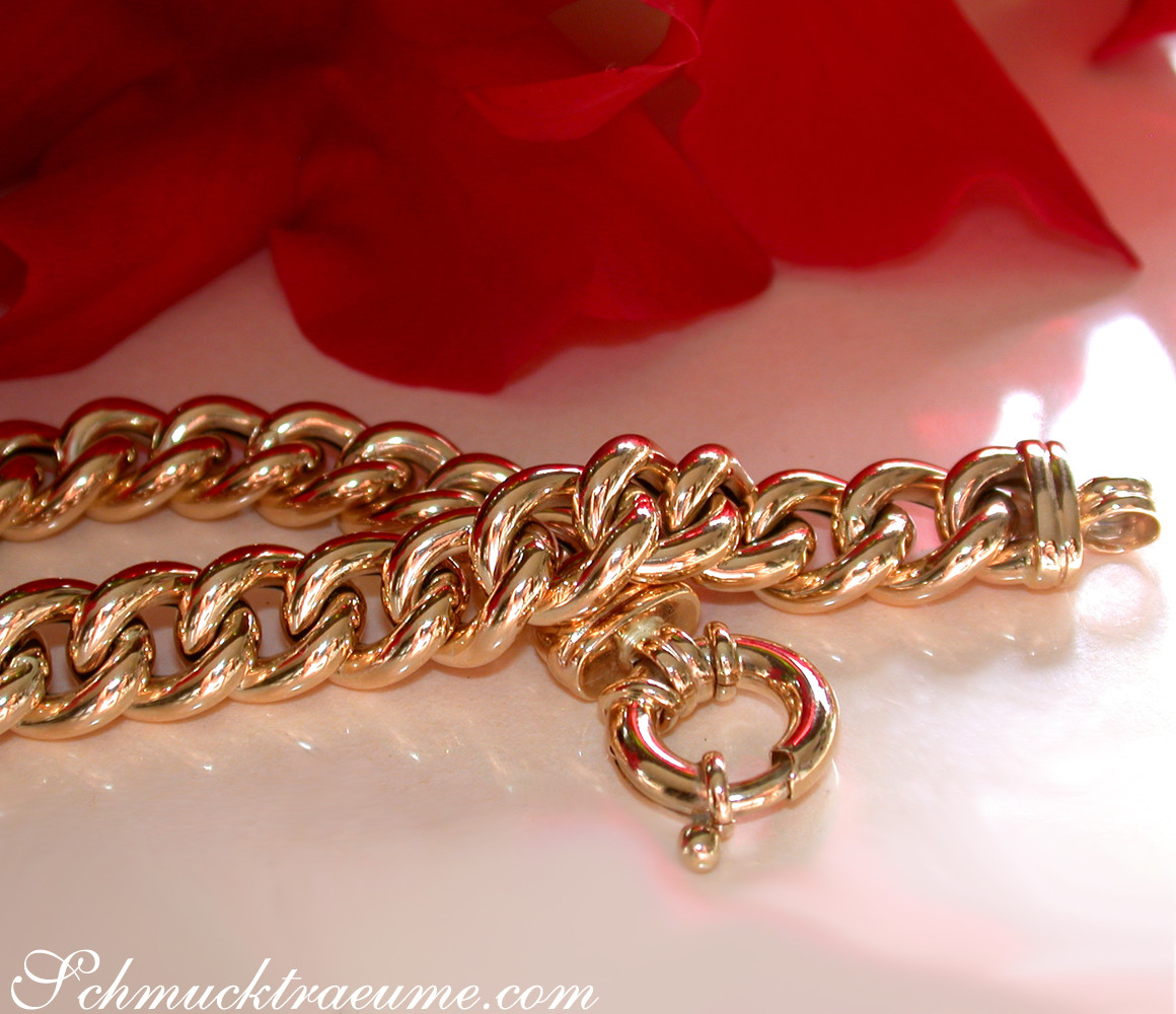 Goldarmband aus Gelbgold 585, Detailaufnahme mit roten Blütenblättern im Hintergrund