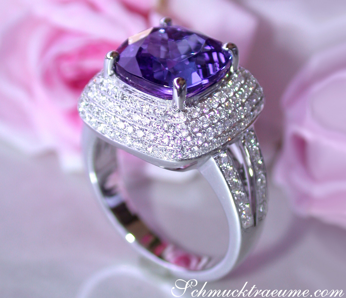 Schimmernder Tansanit-Ring mit Brillanten im Carré-Design, Detailaufnahme