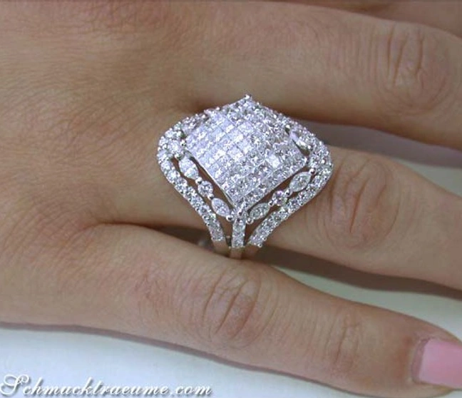 Weißgold-Ring mit Diamanten im Princess, Marquise und Brillantschliff, Detailaufnahme auf Handfinger. Weißgold-Ring mit Diamanten im Princess, Marquise und Brillantschliff, Detailaufnahme auf Handfinger.