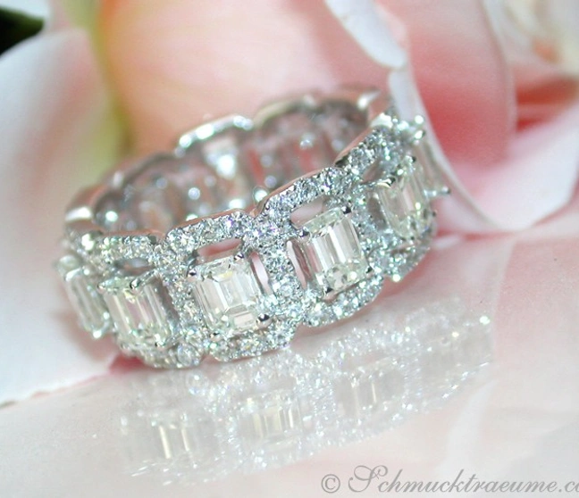 Exquisiter Smaragdschliff-Diamant-Ring aus Weißgold, detailreiches Design Exquisiter Smaragdschliff-Diamant-Ring aus Weißgold, detailreiches Design