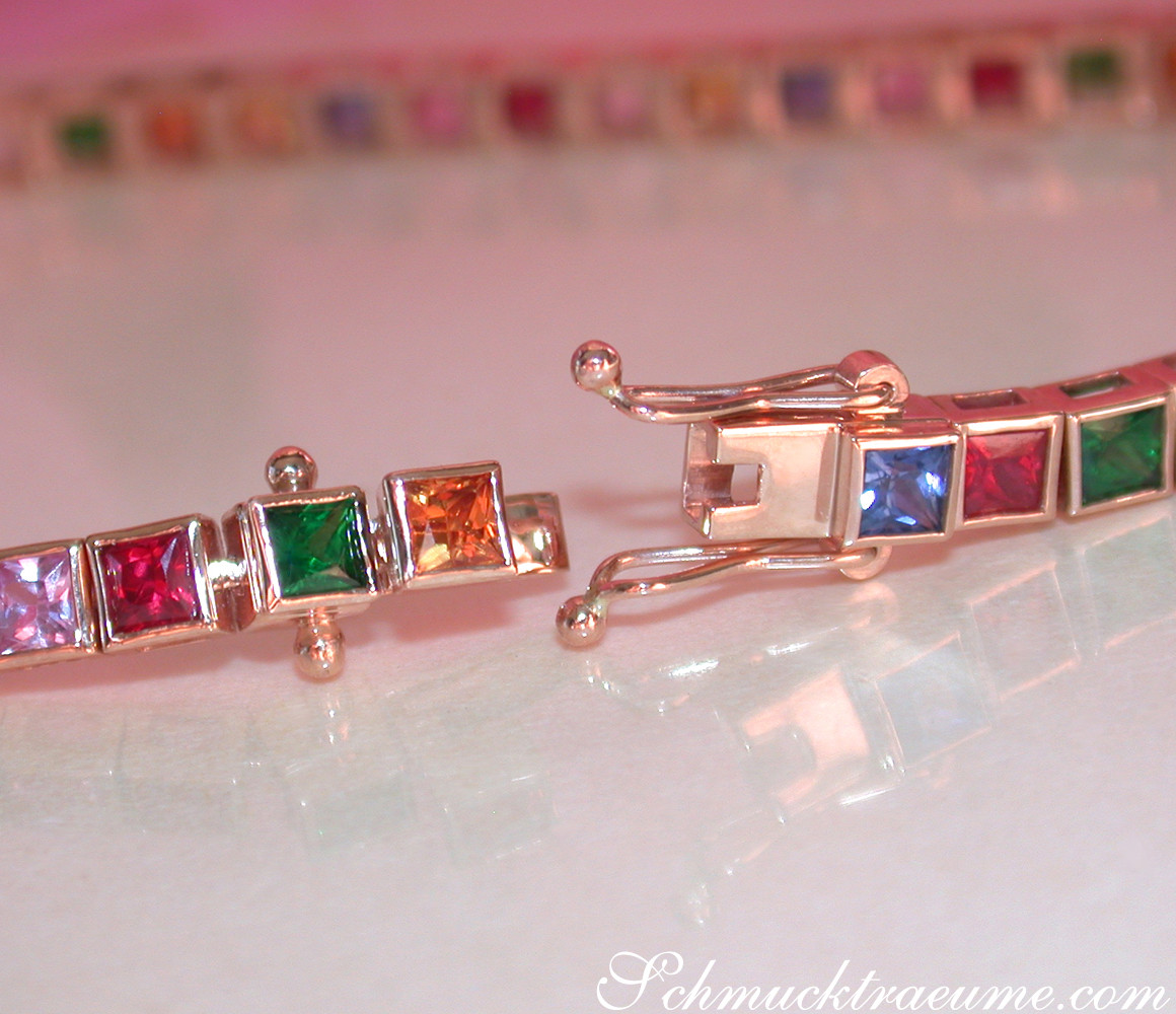 Prinzessenschliff-Saphir-Armband mit Rubinen und Tsavorites in Roségold 585