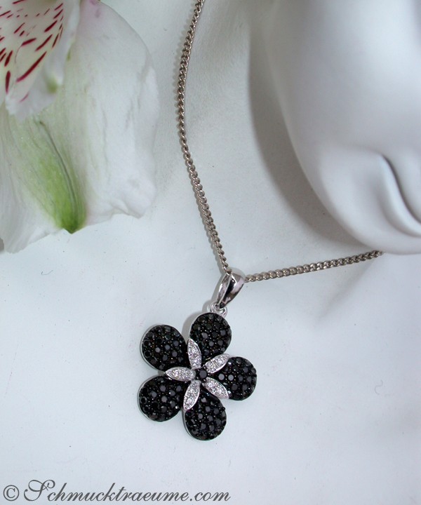 Femininer Blumen-Design-Anhänger mit schwarz-schimmernden Diamanten, Detailaufnahme, elegantes Weißgold 585.