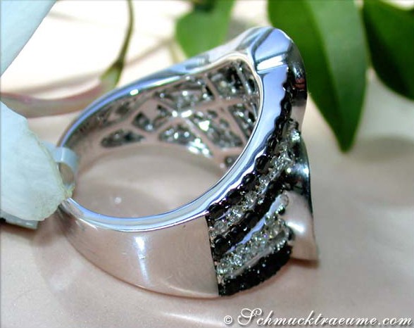 Schwarz-Weiß-Diamant-Ring aus Weißgold 585, Detailaufnahme mit Glanz und Struktur.