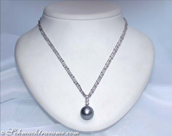 Weißgold-Collier mit großen Tahitiperle und Brillanten, Detailaufnahme.