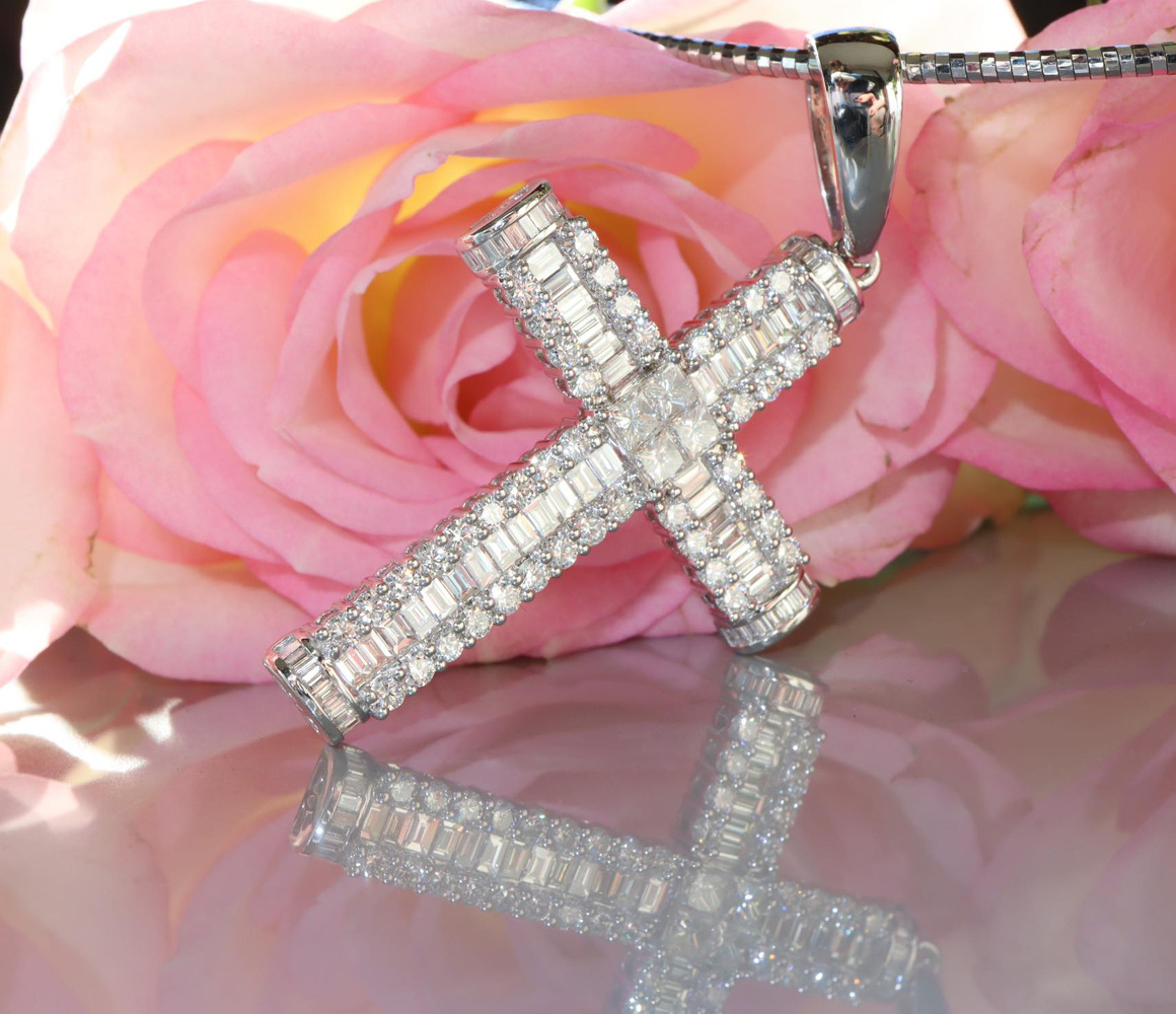 Diamantkreuzanhänger auf Rosenblüte, Detailaufnahme, elegantes Design