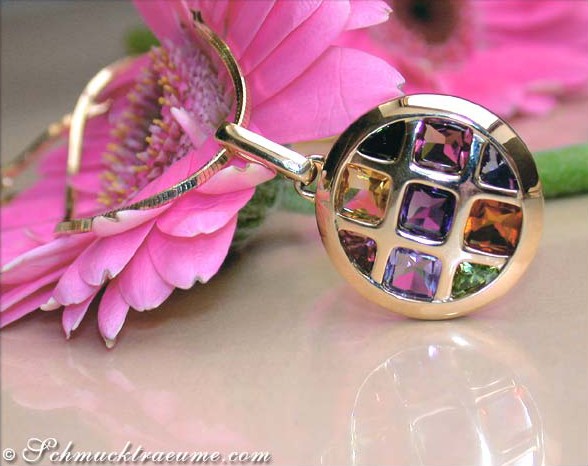 Multicolor-Edelstein-Anhänger aus Gelbgold 585, Detailaufnahme mit funkelnden Steinen