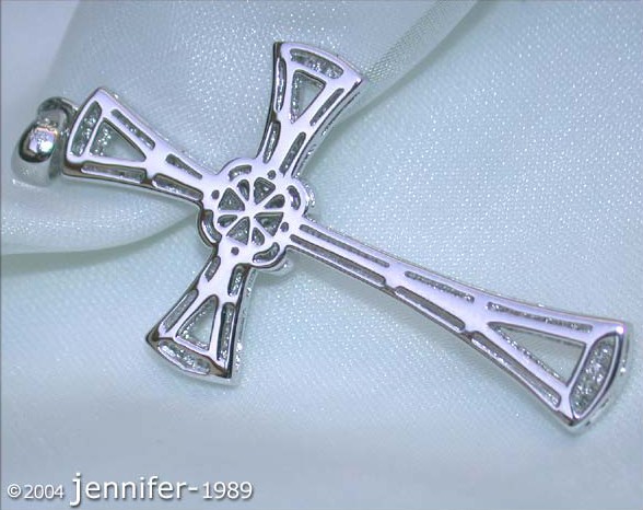 Diamantkreuzanhänger in Weißgold 585, Detailaufnahme, aufwendige Fertigung, glänzende Diamanten