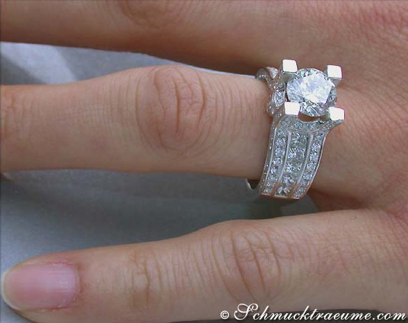 Weißgold-Ring mit großem Brillant und 104 Princess-Diamanten, Detailaufnahme.