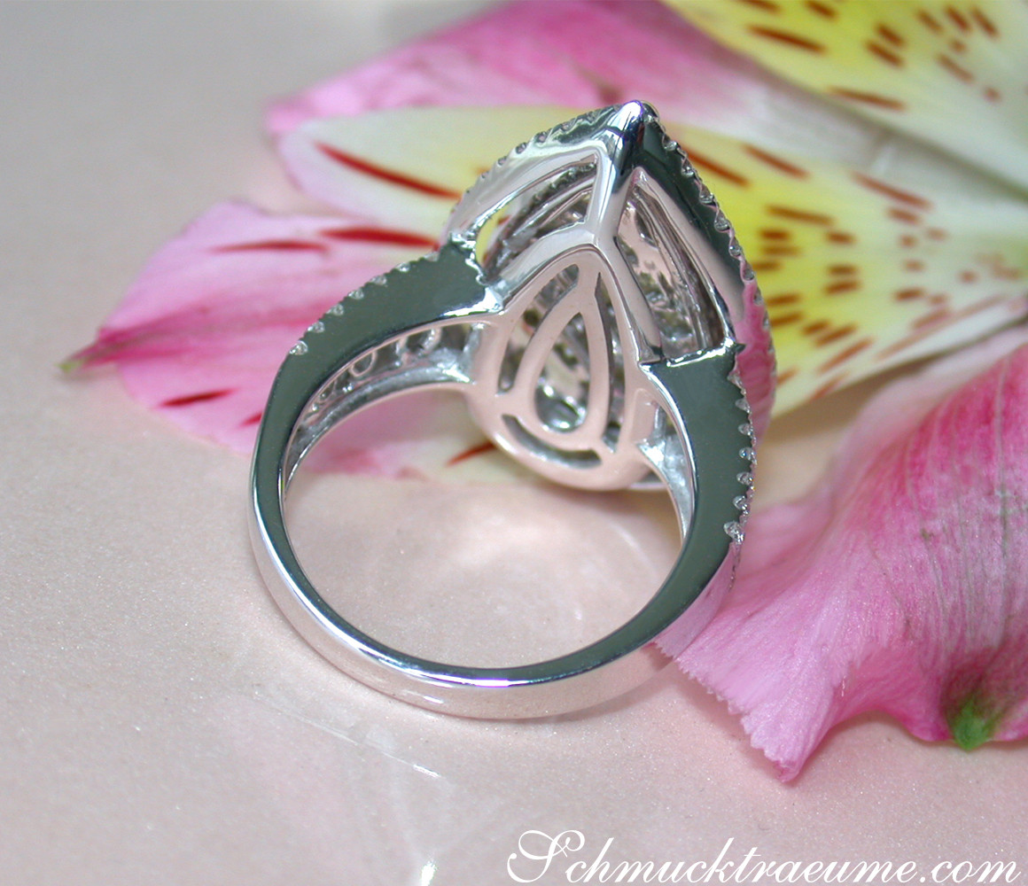 Tropfenring mit Diamanten im Princess- & Brillantschliff, Detailaufnahme auf Blüte.