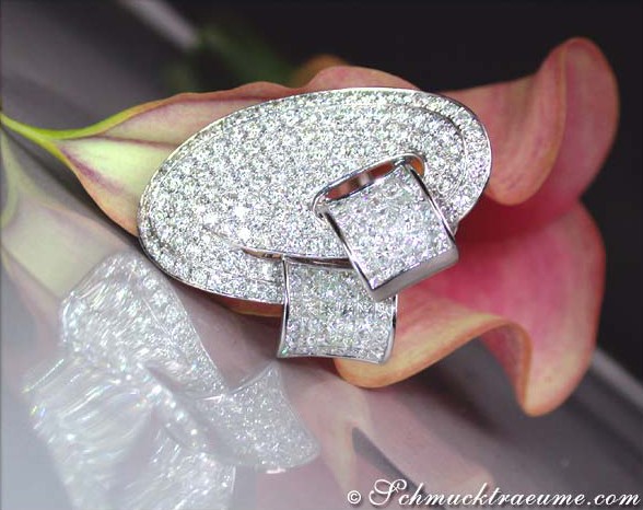 Diamantring mit Princess-Diamanten auf Blüte, Detailaufnahme