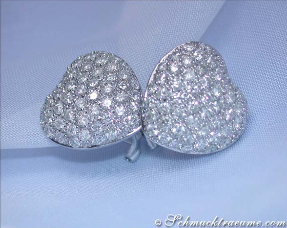Weißgold Herz-Ohrstecker mit Diamanten, Detailaufnahme von oben
