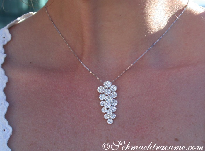 Erlesener Brillanten-Anhänger im Trauben-Design auf Halskette