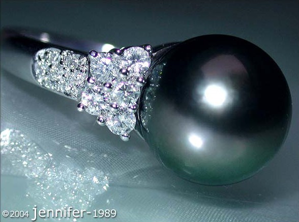 Weißgoldring mit Tahitiperle und Diamanten, Detailaufnahme, glänzende Oberfläche, elegante Schmuckkombination.