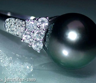 Weißgoldring mit Tahitiperle und Diamanten, Detailaufnahme, glänzende Oberfläche, elegante Schmuckkombination.