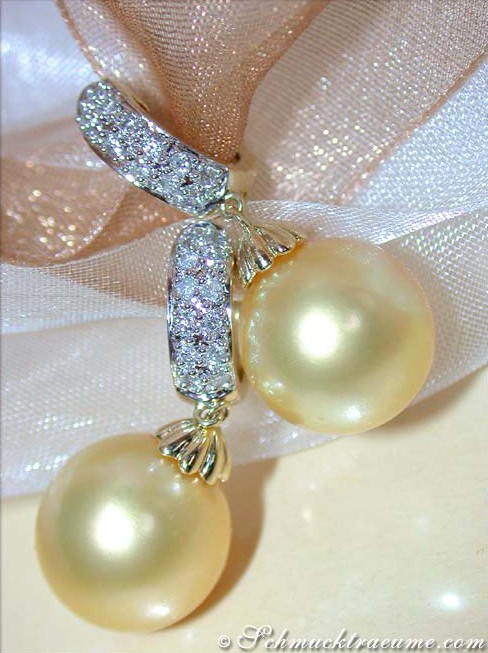 Goldene Südseeperlen Creolen mit Diamanten - klassischer Ohrschmuck