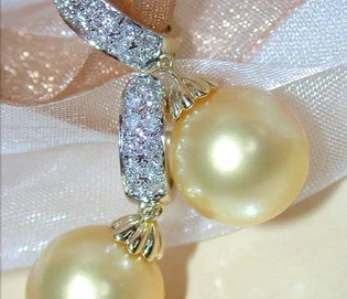 Goldene Südseeperlen Creolen mit Diamanten - klassischer Ohrschmuck