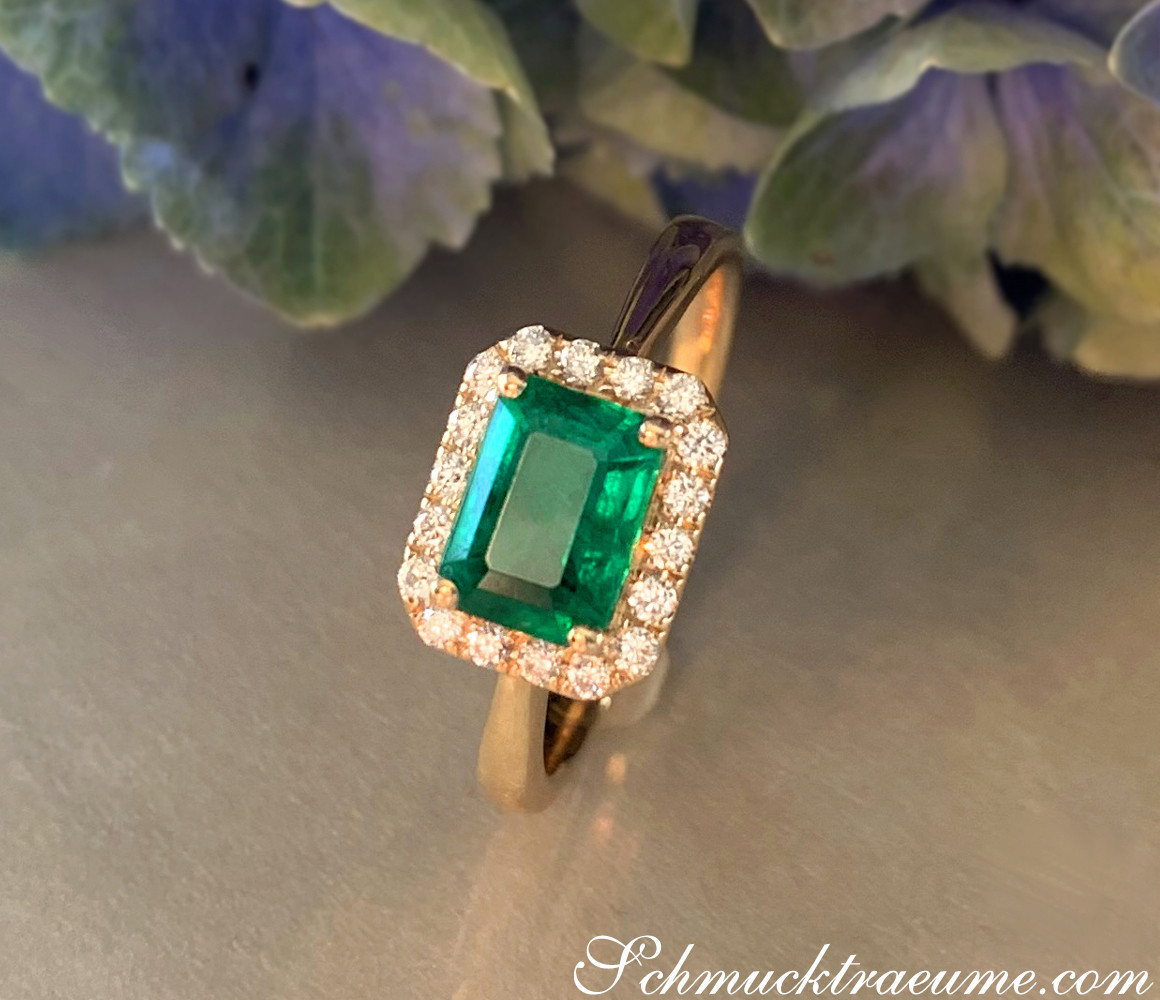 Gelbgold 585 Smaragd-Ring mit Brillanten, sattes Grün, klassisch