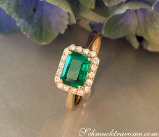 Gelbgold 585 Smaragd-Ring mit Brillanten, sattes Grün, klassisch
