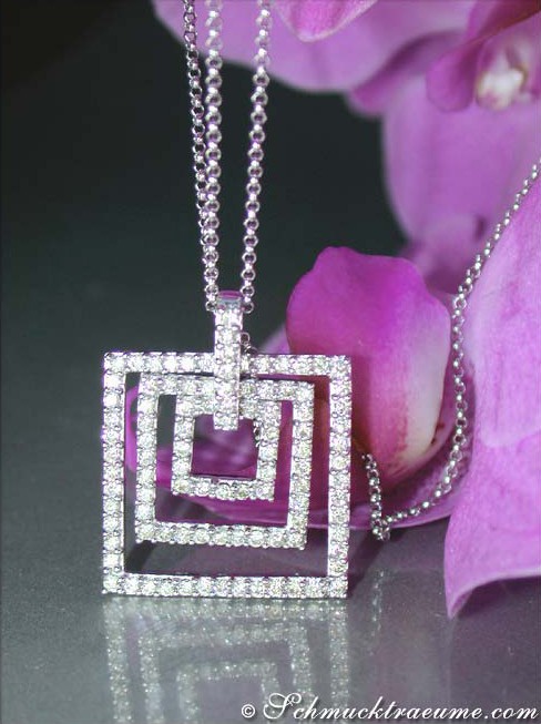 Kette mit quadratischem Diamantanhänger auf Orchideenblüte.