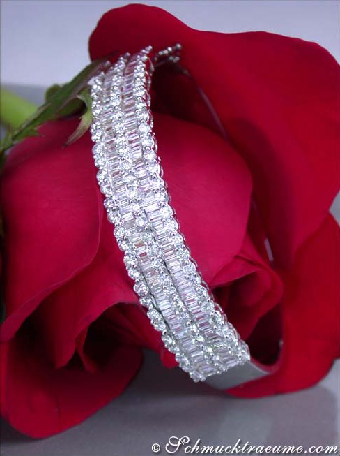 Armreif mit 183 Diamanten im Brillant- & Baguetteschliff, Weißgold 750, auf rotem Rosenblatt