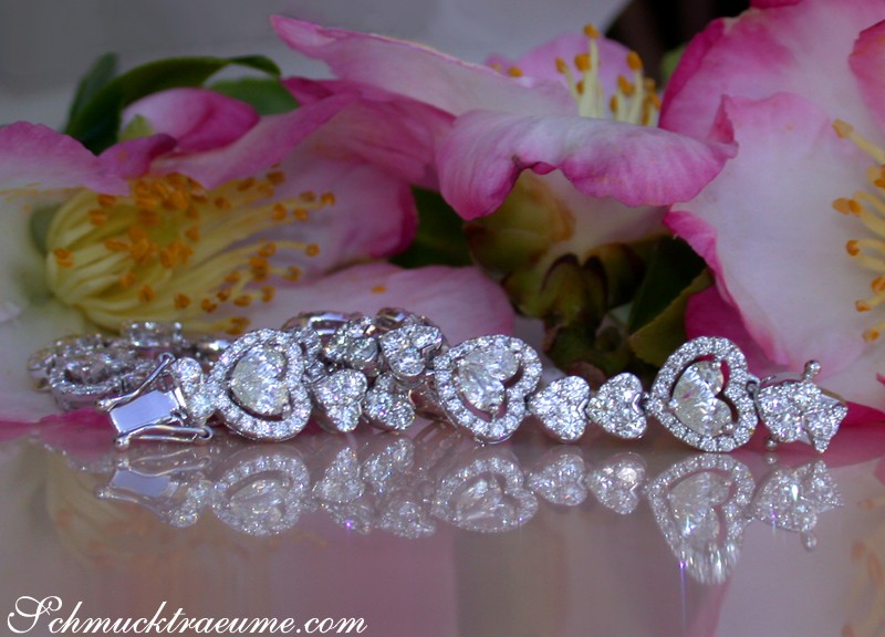 Blumige Diamant-Armband-Detailaufnahme mit Herz-Design