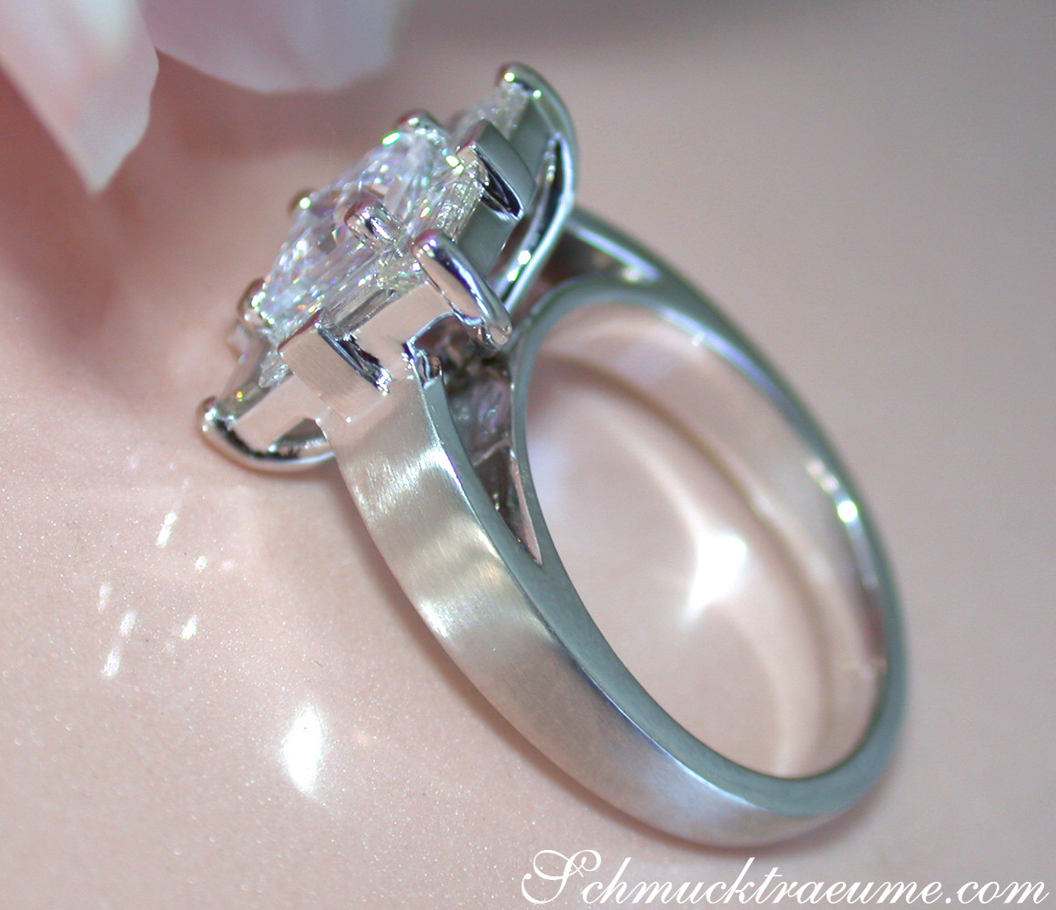 Klassischer Prinzessdiamantring mit Baguette-Diamanten, Platin 950, Detailaufnahme