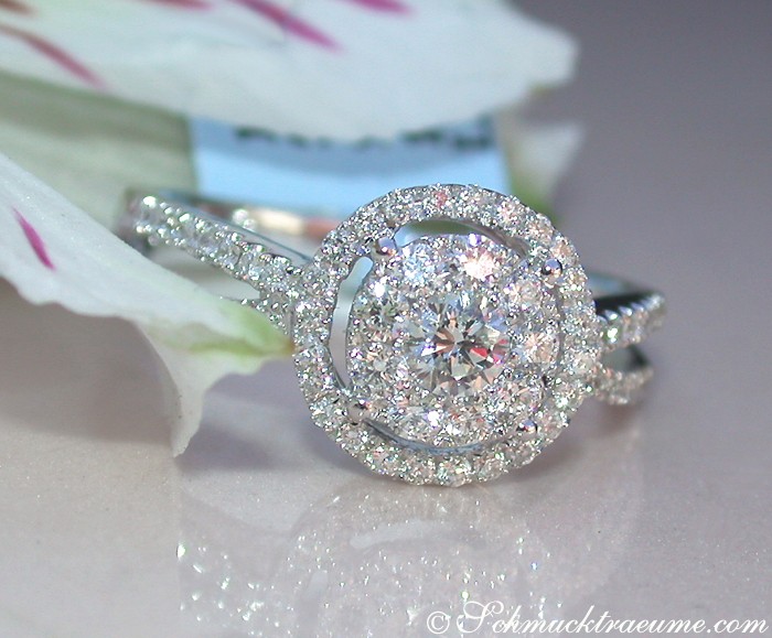 Detailansicht des Diamantringes mit 0.690 Karat, W SI, in Weißgold 750, umgeben von Blütenblättern