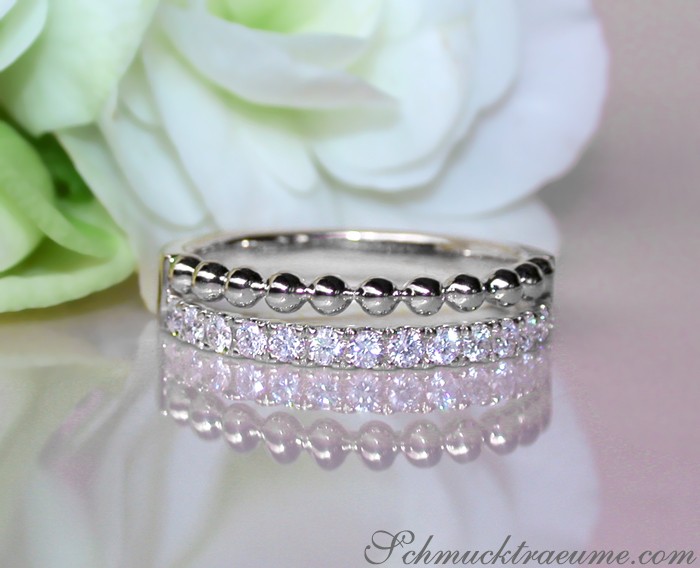 Kugel-Diamant-Bandring in Weißgold 750, detailreich, elegant, vor weißer Rose.